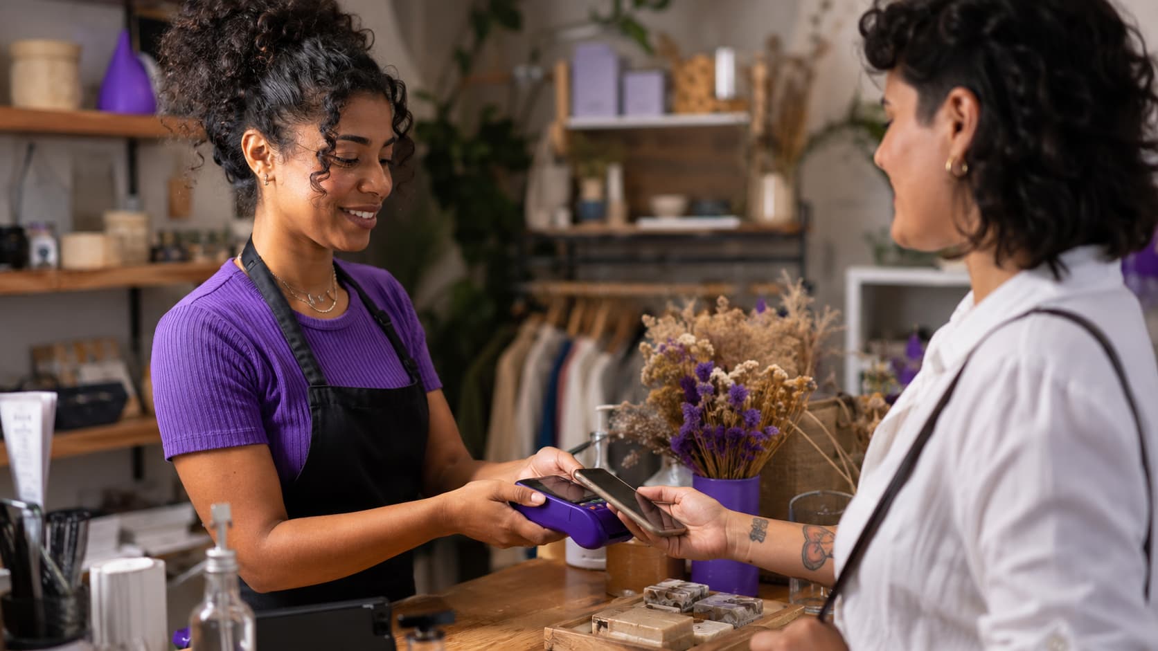 Empreendedor recebendo pagamento com Olimpo Pay