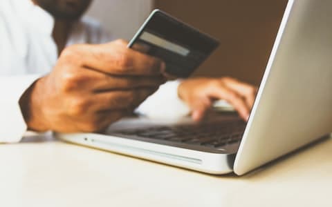 Pagamento online com cartão no notebook